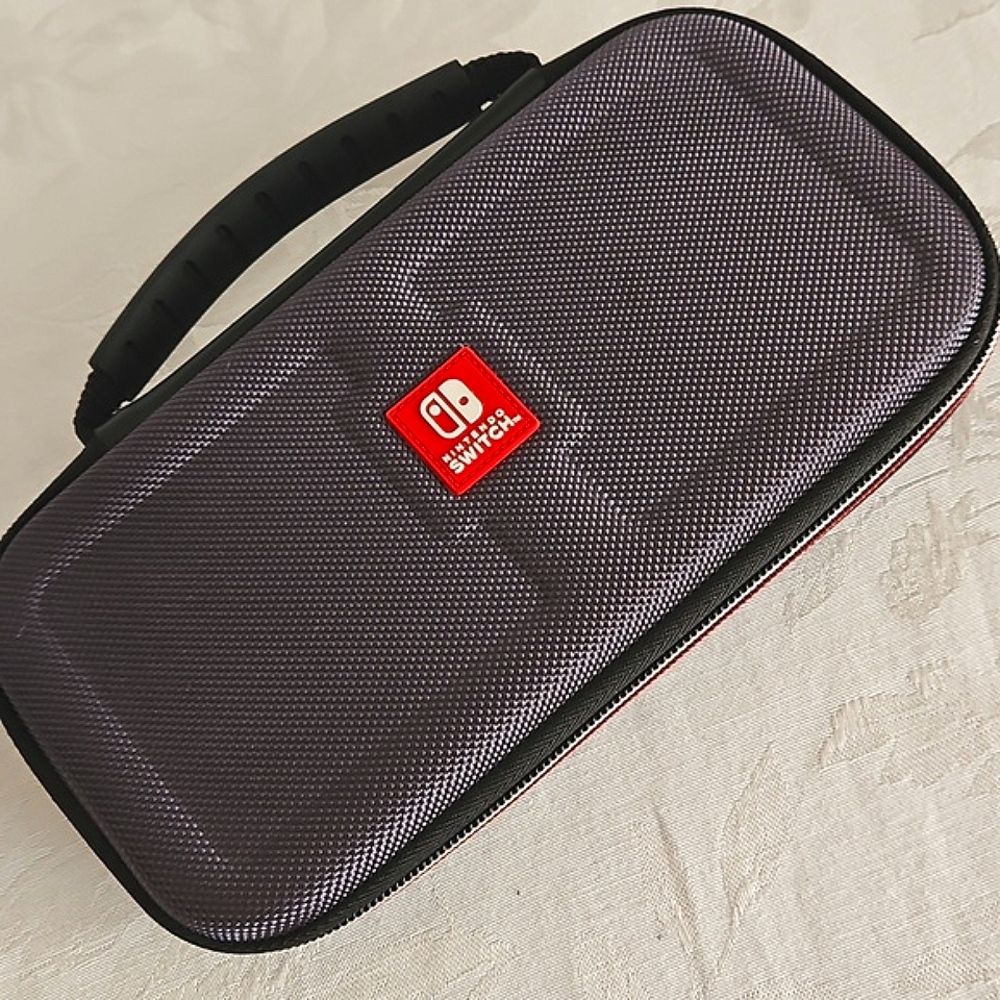 Nintendo Switch Case.